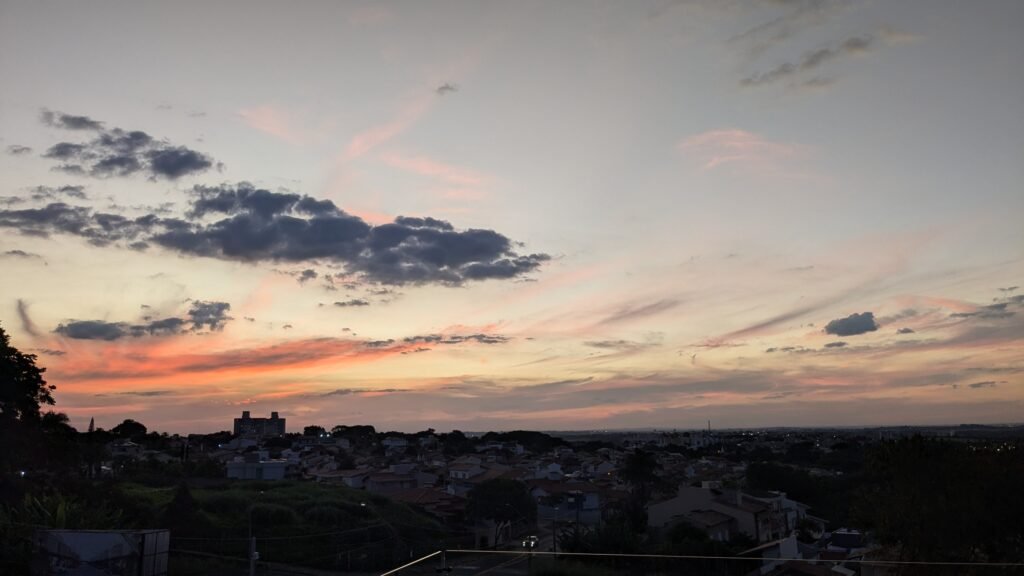 Vista de Campinas ao pôr do sol a partir do rooftop do Oni Dijon