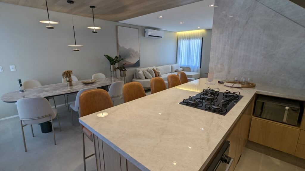 Cozinha americana da casa modelo do Oni Dijon